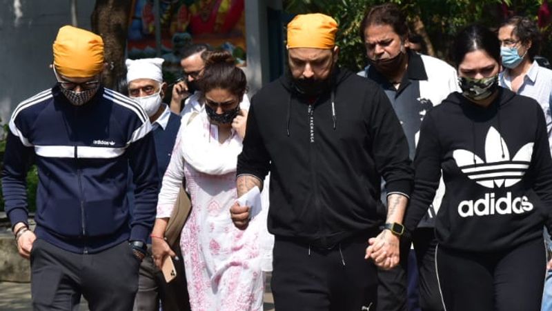 पत्नी का हाथ थामे पिता के अंतिम संस्कार में शामिल हुए बंटी वालिया। इस मौके पर कई रिश्तेदार भी मौजूद थे।