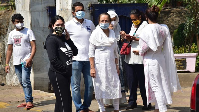 बंटी ने पिता के अंतिम संस्कार में कई महिलाएं भी शामिल हुई। ये सारी महिलाएं परिवार से ही थी।