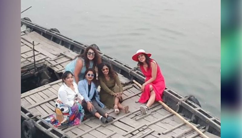 বয়স প্রায় পঞ্চাশ ছুঁই ছুঁই, তবুও গ্ল্যামারে নেই কোনও খামতি। বরং ক্রমশ নিজের হটনেসে মুগ্ধ করছেন সকলকে।