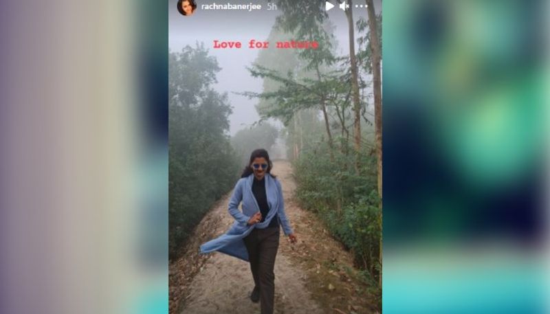 খোলা চুল চোখে রোদচশমা লাগিয়ে হেঁটে আসছেন ক্যামেরার দিকে। সুন্দরবনেই শান্তি খুঁজে পেলেন তিনি।