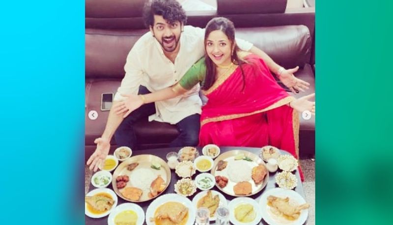 সুক্ত, ডাল, পনিরও ছিল সঙ্গে। এসবের পাশাপাশি সাজানো রয়েছে মিষ্টিও। চাটনিস, মিষ্টি দই, বেকড রসগোল্লা, সন্দেশ। বান্ধবীর আইবুড়োভাতে কোনও কিছুর ত্রুটি রাখেননি অভিনেত্রী দেবপর্ণা পাল চৌধুরি।