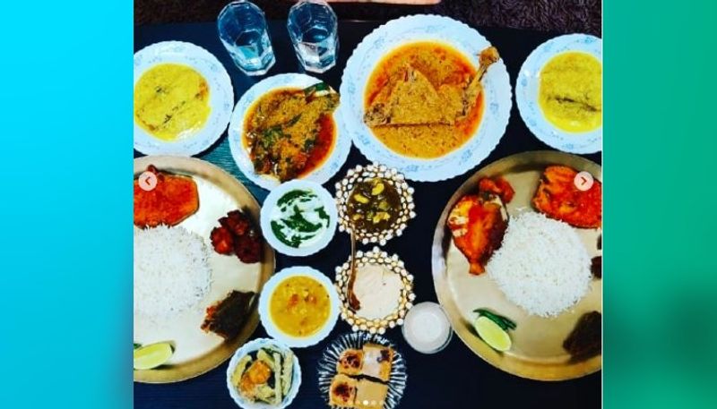 চার রকমের ভাজা, সিদ্ধ ভাত, লেবু কাঁচালঙ্কা তো রয়েইছে। অন্যদিকে দু'রকমের মাছ ও মুরগীর ঠ্যাং-ও গিয়েছে নজর। দই মাছ, কাজু বাদাম বাটা দিয়ে তৈরি করা মাংস।