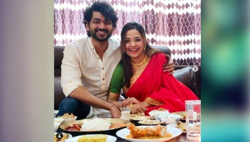 এবারও পেলেন এলাহী আয়োজন করা আইবুড়োভাত। সোফায় বসে মিমি এবং ওম। সামনে সাজানো একাধিক লোভনীয় বাঙালি পদ।