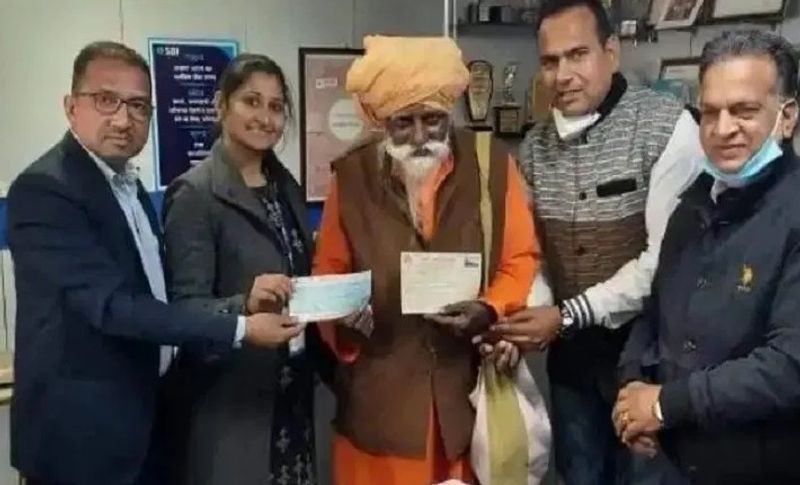 दरअसल, एक करोड़ रुपए की राशि देने वाली इन संत का नाम संत स्वामी शंकर दास है। जो पिछले 60 वर्षों से ऋषिकेश में नीलकंठ महादेव मंदिर को जाने वाले रास्ते पर पड़ने वाली एक गुफा में गुफा में रहकर भगवान राम की भक्ति कर रहे हैं। बता दें कि एक संत के जरिए इतनी राशि अब तक सबसे ज्यादा राशि है, जिसने राम मंदिर के निमार्ण के लिए दान की है। स्वामी शंकर दास ने बताया कि उनके गुरु टाट वाले बाबा की गुफा में मिलने वाले श्रद्धालुओं के अनुदान से उन्होंने यह रकम जुटाई है।
