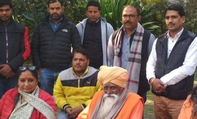 स्वामी शंकर दास ने मीडिया से बात करते हुए कहा कि 90 के दशक के में उन्होंने तत्कालीन प्रधानमंत्री पीवी नरसिम्हा राव को पत्र लिखा था कि वे राम मंदिर पर तीन दिन में समझौता करवा सकते हैं। जिसके बाद पीएम की तरफ से एक सीबीआई की टीम भी आई थी।
