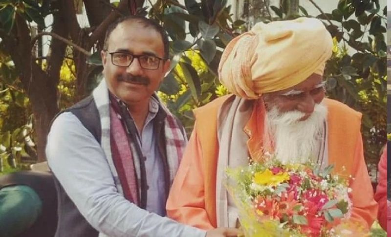 संत स्वामी शंकर दास से मिलने वालों का इस समय लाइन लगी रहती है। वहीं यमकेश्वर से बीजेपी विधायक ऋतु खंडूरी अपने कार्यकर्ताओं के साथ स्वामी जी से मिलने के लिए पहुंची। जहां उन्होंने संत के लिए एक करोड़ का दान देने के लिए धन्यवाद किया।