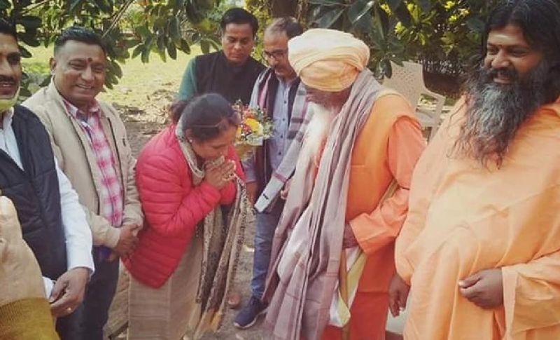 जब स्वामी शंकर दास जी ने मंदिर के लिए 1 करोड़ की सहायता राशि देने के लिए ऋषिकेश के स्टेट बैंक ऑफ इंडिया पहुंचे हुए थे। जहां उन्होंने बैंक के कर्मचारी को 1 करोड़ का चेक थमाया तो सब दंग रह गए। उन्हें यकीन नहीं हुआ कि एक बाबा जी इतना दान कर सकते हैं। इसके लिए बैंक कर्मचारी ने उनका फिर से अकाउंट चेक किया। इसके बाद बैंक ने स्थानीय RSS के पदाधिकारी को इस बारे में सूचना दी। जिसके बाद नगर कार्यवाह कृष्ण कुमार सिंघल बैंक पहुंचे और स्वामी शंकर दास का चेक राम मंदिर के खाते में जमा करवाया। साथ में उनको दान की रसीद भी दी।