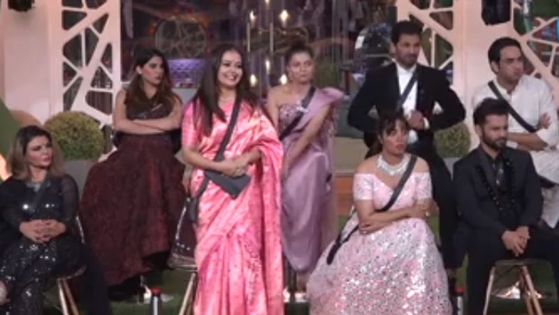 रुबीना की ये बात सुनकर सलमान चौंक जाते हैं। वहीं रुबीना भी बात संभालने की कोशिश करती हैं। वे कहती हैं कि हां मैंने ये बात बोली है। ये सुनते ही सलमान कहते हैं कि रुबीना आपको ऐसा क्या लगता है। अगर आपके जहन में ये बात है तो ये गलत है। 