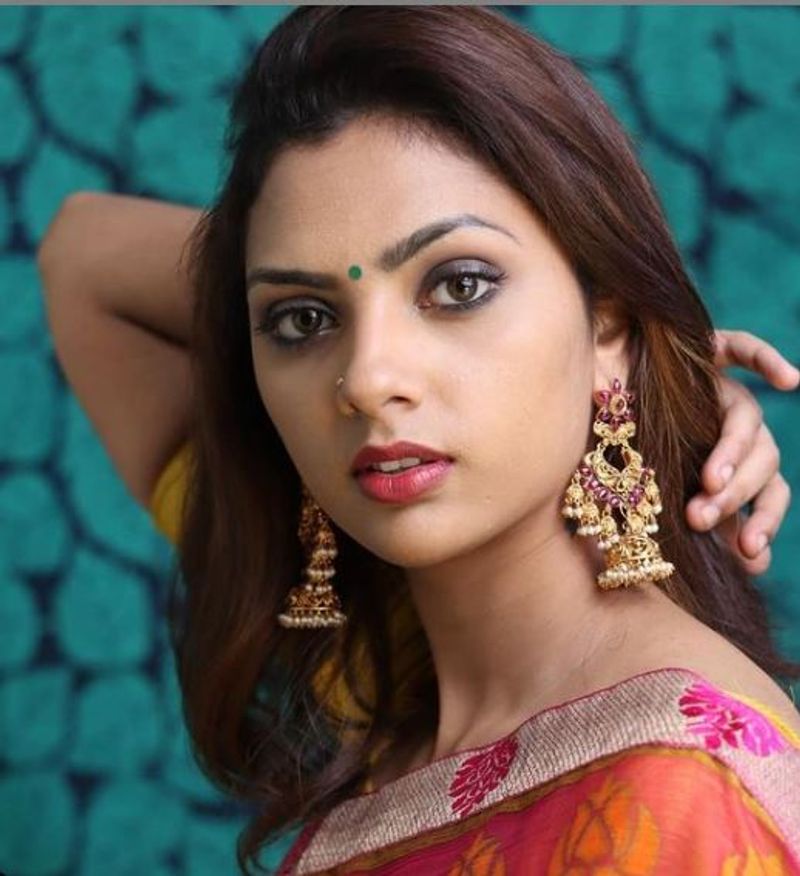 ஹீரோயினிகளுக்கே சவால் விடும் அழகில் சோபியா வெளியிட்டுள்ள புகைப்படங்கள் நெட்டிசன்களை வெகுவாக கவர்ந்து வருகிறது.