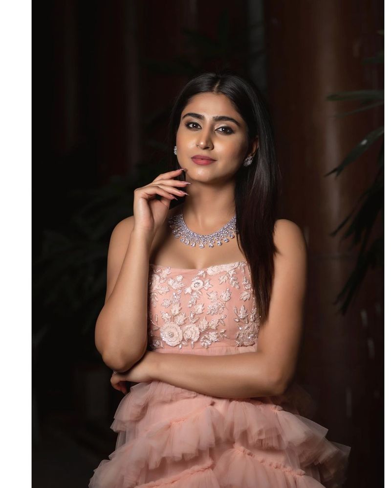 నేడు కామెడీ స్టార్స్ కామెడీ షోలో వర్షిణి గ్లామర్ హైలెట్ కానుంది. ఇంస్టాగ్రామ్ లో వర్షిణి ఫోటోలు చూసిన ఆమె ఫ్యాన్స్ సాయంత్రం ఎపిసోడ్ కి సిద్ధంగా ఉంటారని అనిపిస్తుంది.