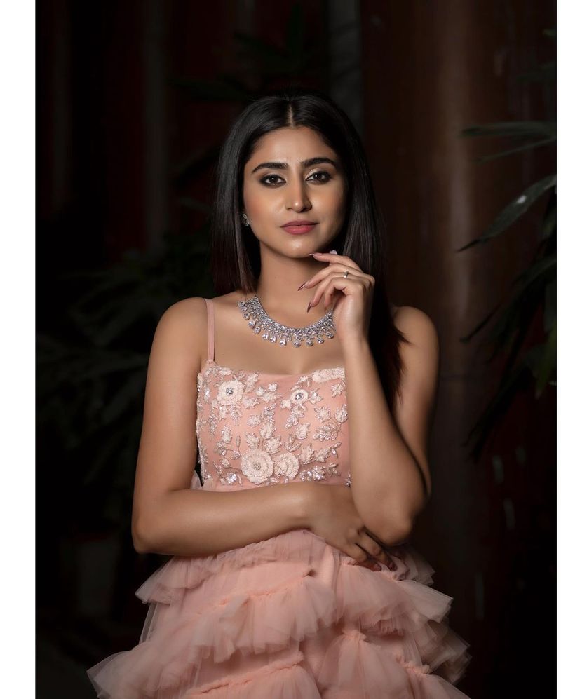 వర్షిణి యాంకర్ గా ఉన్న ఈ షోకి శేఖర్ మాస్టర్, నటి శ్రీదేవి జడ్జెస్ గా ఉన్నారు. చమక్ చంద్ర మరియు ముక్కు అవినాష్ టీమ్స్ తో పాటు మరికొందరు టీమ్స్ గా వ్యవహరిస్తున్నారు.