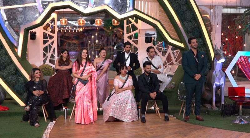Next is ‘The Ali and Devoleena Show’ where the two play two rounds of fun questions with the contestants. 