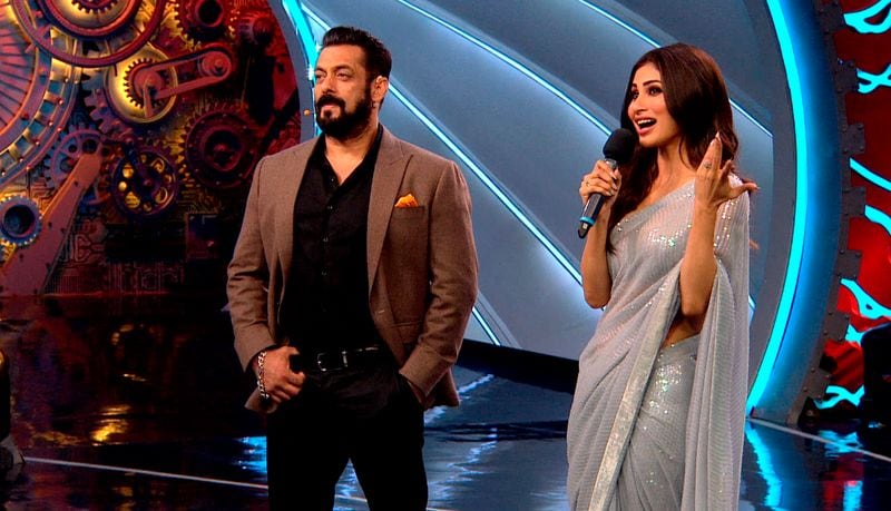 Mouni Roy enters the stage with a stellar dance number and shakes a leg with Salman. The next task that Bigg Boss throws open is when the contestants have to ride a bull! 