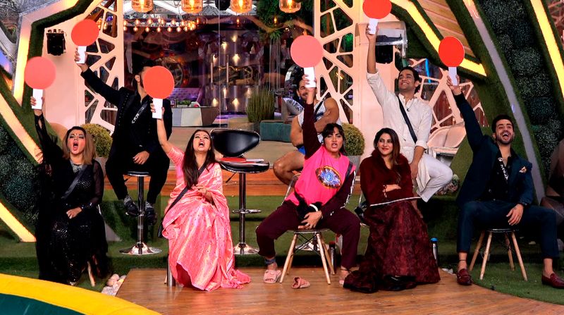 Salman starts with giving the housemates a very scrumptious task! Each housemate is called to step up on a chaat counter where they have to prepare a chaat for the counter that resembles their personality and feed it to them!