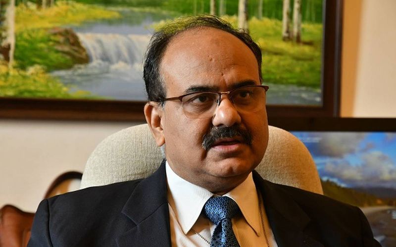 अजय भूषण पांडे:
अजय भूषण पांडे राजस्व सचिव हैं। वे 1984 बैच के महाराष्ट्र कैडर के आईएएस अधिकारी हैं। इससे पहले पांडे UIDAI के सीईओ भी रह चुके हैं। उन्होंने आईआईटी कानपुर से इलेक्ट्रिकल इंजीनियरिंग की है। अजय भूषण पांडे फरवरी के अंत में रिटायर हो जाएंगे। पांडेय पर हेल्थ और डिफेंस पर खर्च करने के लिए रेवेन्यु जुटाने और महामारी में आयकर की दर कम रखते हुए बैलेंस बनाने की जिम्मेदारी है। 