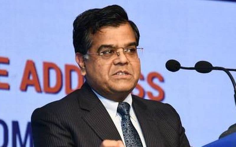 टीवी सोमनाथन
टीवी सोमनाथन व्यय विभाग के सचिव हैं। उन्होंने अर्थशास्त्र में PhD की है। सोमनाथन 1987 बैच के तमिलनाडु कैडर के IAS अधिकारी हैं। इससे पहले वे विश्व बैंक में भी काम कर चुके हैं। सोमनाथन 2015 से 2017 तक प्रधानमंत्री कार्यालय में बतौर संयुक्त सचिव तैनात रह चुके हैं। 