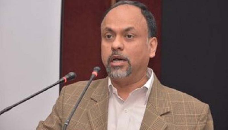 देबाशीष पांडा
देबाशीष पांडा वित्त मंत्रालय के वित्तीय सेवा विभाग में प्रमुख सचिव हैं। बजट में वित्तीय सेक्टर से जुड़े सभी ऐलान उनके हिस्से में आते हैं। पांडा 1987 उत्तर प्रदेश बैच के आईएएस अधिकारी हैं। पांडा आरबीआई के साथ मिलकर वित्तीय सिस्टम की स्थिरता सुनिश्चिकत करने के लिए काम कर रहे हैं।