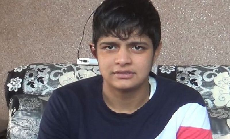 वहीं सोनम मलिक का कहना है कि मेरे पूरे परिवार में शूरू से ही पहलवानी का माहौल रहा है। मेरे पापा खुद एक अच्छे रेसलर रहे हैं। मेरे गांव में कई पहलवान हैं। इतना ही नहीं मेरा चचेरा भाई दंगल लड़ता था, तो मैं उसके साथ दंगल देखने जाया करती थी। वह जब दूसरों को पटखनी देता था तो मुझे बहुत खुशी होती थी। यहीं से मैंने भी ठान लिया कि मैं भी एक दिन पहलवान बनकर रहूंगी। इसके बाद जब साक्षी मलिक को ओलिंपिक में मेडल जीतते देखा तो मेरा हौसला और बढ़ गया। फिर मैंने सोच लिया कि अब तो मैं भी देश के लिए गोल्ड जिताकर रहूंगी।
