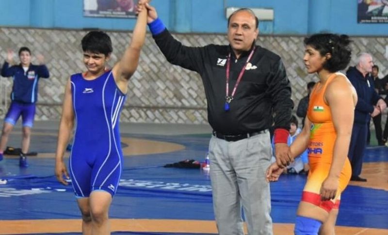 बता दें कि सोनम मलिक ने जिस हाथ से साक्षी को पटखनी दी है वह हाथ कभी उनका लकवाग्रस्त था। 2018 में स्टेट चैम्पियनशिप के दौरान उन्हें हाथ में लकवा मार गया और फिर टूर्नामेंट बीच में ही छोड़ना पड़ा। दांए हाथ जब नहीं चला तो उनको लगा कि अब वह कभी पहलवानी नहीं कर सकती हैं। लेकिन उन्होंने बाएं हाथ से अभ्यास जारी रखा और अपने हौसले को बनाए रखा। जिसके चलते आज वो पहलवानी का नई सितारा बन गई हैं। 