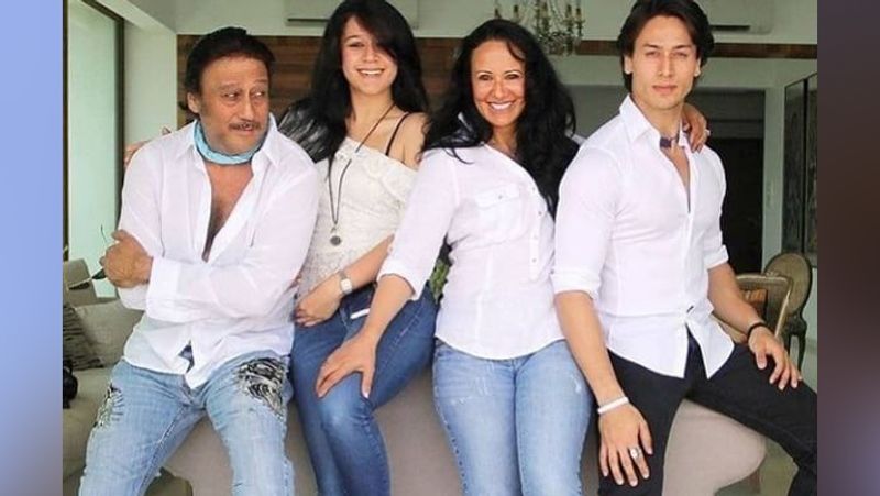 फिर आयशा ने जैकी की गर्लफ्रेंड को एक लेटर लिखा और सब बता दिया। उस समय जैकी चॉल में रहते थे और आयशा रॉयल फैमिली से ताल्लुक रखती थीं। इन सबके बावजूद दोनों ने 1987 में शदी कर ली। कपल के दो बच्चे टाइगर और कृष्णा श्रॉफ हैं। 