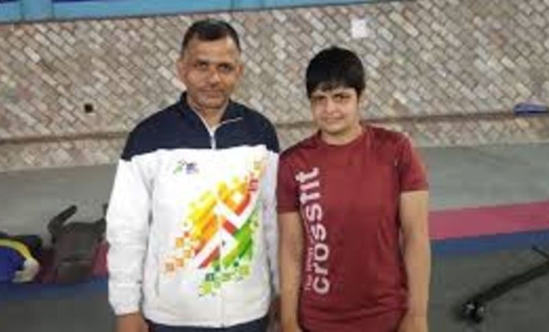 सोनम मलिक रोहतक के मदीना गांव के राजेंद्र मलिक की बेटी है। उनके पिता भी कभी पहलवानी किया करते थे। लेकिन पारिवारिक हालात के चलते वह पहलवानी को ज्यादा समय नहीं दे सके। जिससे वह इस फील्ड में नाम नहीं कमा सके। बाद में राजेंद्र मलिक एक चीनी मिल में नौकरी करने लगे। उन्होंने बताया कि उनकी बेटी सोनम जब 12 साल की थी तभी से वह एक दिन अचानक अखाड़े में पहुंच गई। वहां के कोच सूबेदार अजमेर मलिक ने बेटी की कुश्ती देखी और कहा यह एक दिन पूरे देश का नाम रौशन करेगी। कोच ने हर कदम पर साथ दिया और सोनम ने पहलवानी को अपना करियर बना लिया।