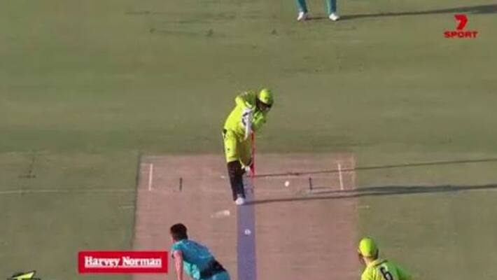 umpire made a blunder with decision of giving not out to usman khawaja in big bash league umpire made a blunder with decision of giving not out to usman khawaja in big bash league