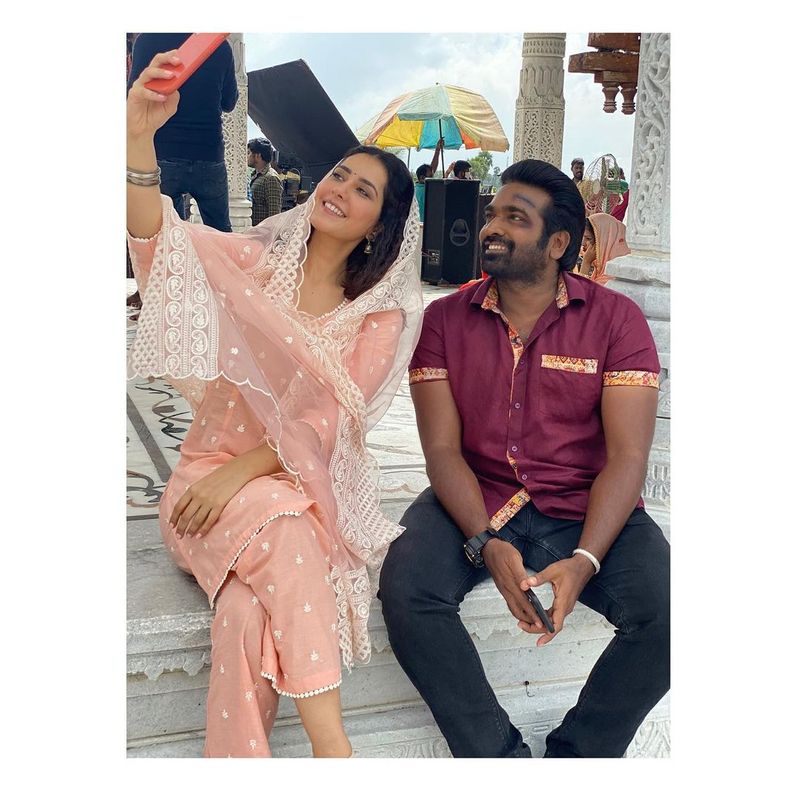 ప్రస్తుతం రాశి ఖన్నా టాలీవుడ్ లో ఆఫర్స్ లేవు. తమిళంలో మాత్రం విజయ్ కి సేతుపతి జంటగా ఓ మూవీ చేస్తున్నారు.