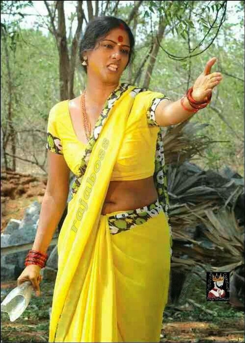 సీనియర్ నటి ఈశ్వరి రావ్ కూడా విరాటపర్వం మూవీలో పాత్ర చేస్తున్నారు. ఈశ్వరి రావ్ వెన్నెల తల్లిగా అంటే, సాయి పల్లవి తల్లి పాత్రలో కనిపిస్తారని వినికిడి.