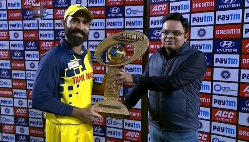 టీమిండియా తరుపున మొత్తంగా 152 మ్యాచులు ఆడిన దినేశ్ కార్తీక్, మహేంద్ర సింగ్ ధోనీ కారణంగా ఆశించినన్ని అవకాశాలు అందుకోలేకపోయాడు. ఎమ్మెస్ ధోనీ స్థానం జట్టులో పదిలం కావడంతో అప్పుడప్పుడూ జట్టులోకి వస్తూ, పోతూ ఉన్నాడు డీకే.