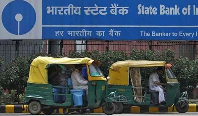 SBI: स्टेट बैंक ऑफ़ इंडिया का लोगो आपने काफी बार देखा होगा। नीले रंग के इस लोगो में एक तरफ का हिस्सा खुला है। इसका मतलब होता है कि अगर आपने इस बैंक में पैसे डाले तो इसके निकलने का एक ही तरीका है। वो है खुद ग्राहक।
