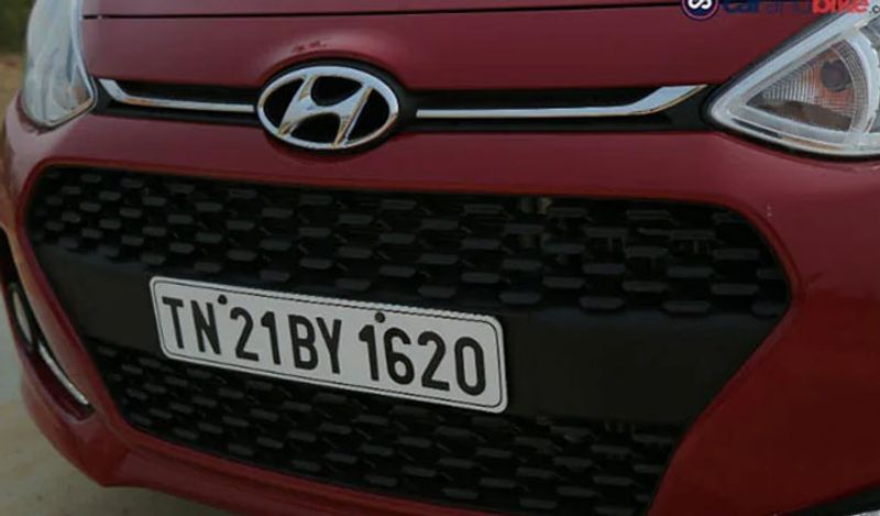 Hyundai: भारत में इस कंपनी की कार काफी बिकती है। इसमें सर्किल में H लिखा हुआ है। कई लोग सोचते हैं कि ये हुंडई के नाम के पहले अक्षर पर आधारित है। लेकिन असल में इस लोगो को गौर से देखने पर समझ आएगा कि ये ग्राहक और कंपनी प्रतिनिधि के हाथ मिलाने को दर्शाता है। 