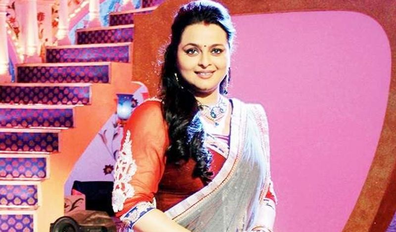 वहीं, शिल्पा के साथ-साथ सिंगर सुदेश भोसले ने भी फिल्म से जुड़ी कुछ यादें ताजा की। जहां उन्होंने बताया कि कैसे सुपरहिट गाने 'जुम्मा चुम्मा दे दे' के लिए लगातार 17 घंटों तक रिकॉर्डिंग की। सुदेश ने बताया कि पहली बार उन्होंने फिल्म मुकद्दर का सिकंदर के लिए अमिताभ की आवाज निकाली थी, जिसके बाद सभी लोगों ने उनकी आवाज पसंद की और मेकर्स ने फिल्म 'हम' के लिए भी उन्हें चुना।