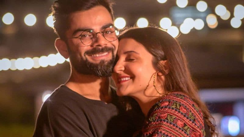 अनुष्का ने जो फोटो शेयर की है उसमें वो और विराट बेटी को बहुत ही प्यार से निहारते नजर आ रहे हैं। अनुष्का के चेहरे पर मां बनने की खुशी साफ झलक रही है। 