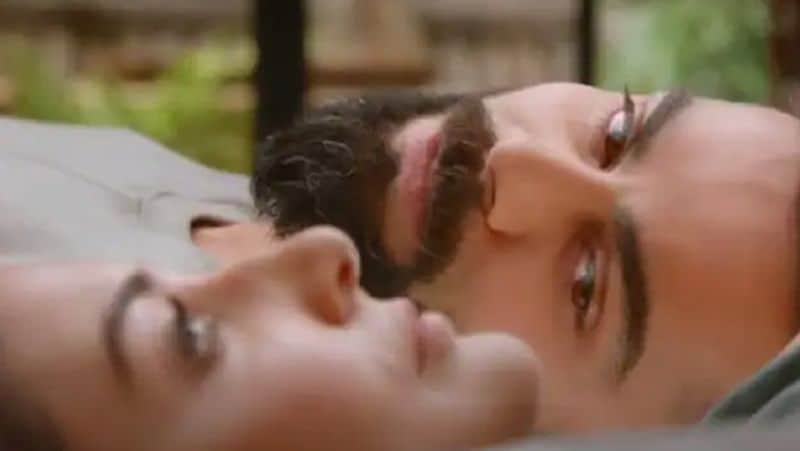 मां बनने के बाद अनुष्का पहली बार एक विज्ञापन में नजर आई हैं। इस ऐड में अनुष्का और विराट की बॉन्डिंग शानदार नजर आ रही है। इसमें दोनों अपनी ट्रैवल प्लानिंग के बारे में बात करते नजर आ रहे हैं। बेटी को जन्म देने के बाद से यह पहला मौका है, जब अनुष्का किसी ऐड में नजर आई हैं। कपल की बॉन्डिंग की लोग काफी सराहना कर रहे हैं। एक यूजर ने कॉमेंट में लिखा- रियल लाइफ में एक-दूसरे के लिए दोनों का प्यार विज्ञापनों में भी नजर आ रहा है।