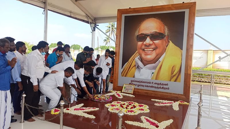 இந்நிலையில் இன்று காலை மனைவி உஷா மற்றும் தமிழ்நாடு திரைப்பட தயாரிப்பாளர்கள் சங்க பிரதிநிதிகளுடன் சென்னை மெரினாவில் அமைந்துள்ள முன்னாள் முதலமைச்சர்கள் அண்ணா, கருணாநிதி, ஜெயலலிதா, எம்.ஜி.ஆர். ஆகியோரது சமாதியில் கோரிக்கை மனு ஒன்றை வைத்து அஞ்சலி செலுத்தினர். 