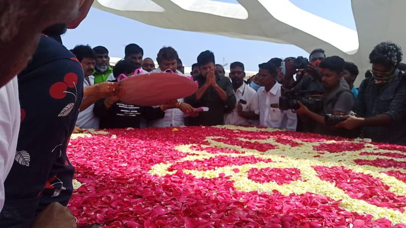 அதேபோல் எங்களுடைய நீண்ட நாள் கோரிக்கையான க்யூப் மற்றும் யூஎஃப்ஓ நிறுவனங்களுக்கான விபிஎஃப் கட்டணத்தை முற்றிலும் ரத்து செய்ய வேண்டும். அதற்காக தமிழக அரசு முத்தரப்பு பேச்சுவார்த்தை நடத்தி சுமூக தீர்வு காண வேண்டும் என்பதை வலியுறுத்தி தமிழக முதல்வரிடம் கோரிக்கை மனு வழங்க உள்ளதாக தெரிவித்தார்.
