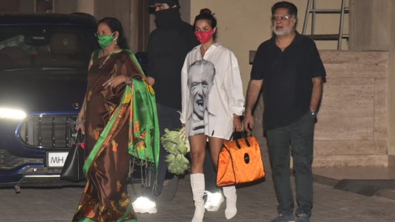 मलाइका के मम्मी-पापा भी बेटी अमृता की जन्मदिन की पार्टी में शामिल हुए। 