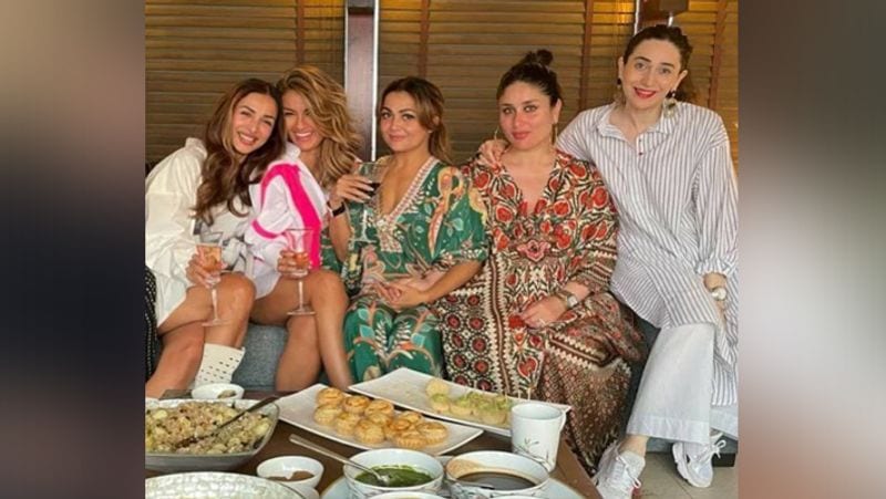 मलाइका ने फोटो शेयर कर लिखा- चाय, चैट और चाट, बर्थडे गर्ल के साथ। फोटो से साफ है कि उन्होंने इस पार्टी को जमकर सेलिब्रेट किया। इस पार्टी में अमृता ने फेमस ड्रेस डिजाइनर मनीष मल्होत्रा, नताशा पूनावाला को भी बुलाया था।
