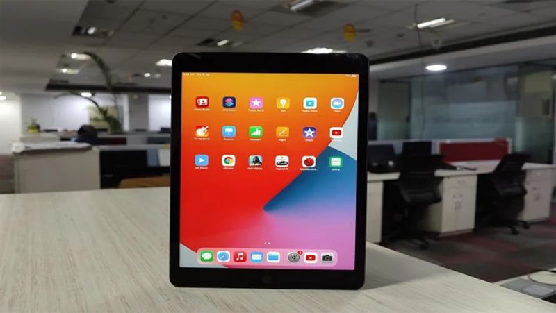 ipad 8th Gen में एक एंट्री लेवल आईपैड में न्यूरल इंजन मिलता है। इसमें 10.2 इंच की रेटिना डिस्प्ले दी गई है। इसकी शुरुआती कीमत 29,900 रुपए है। वहीं, वाई-फाई और सेलुलर वेरियंट की कीमत 41,900 रुपए है। 
