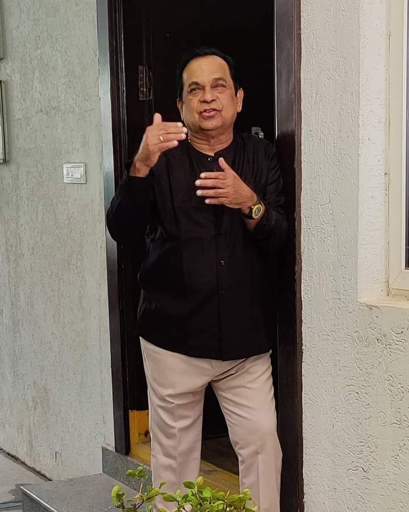 మూడు దశాబ్దాల పాటు రెండు తరాల స్టార్ హీరోలతో సినిమాలు చేసిన బ్రహ్మానందం చాలా బిజీ లైఫ్ అనుభవించారు. ఏడాదిలో లెక్కకు మించిన సినిమాలలో ఆయన నటించడం జరిగింది.