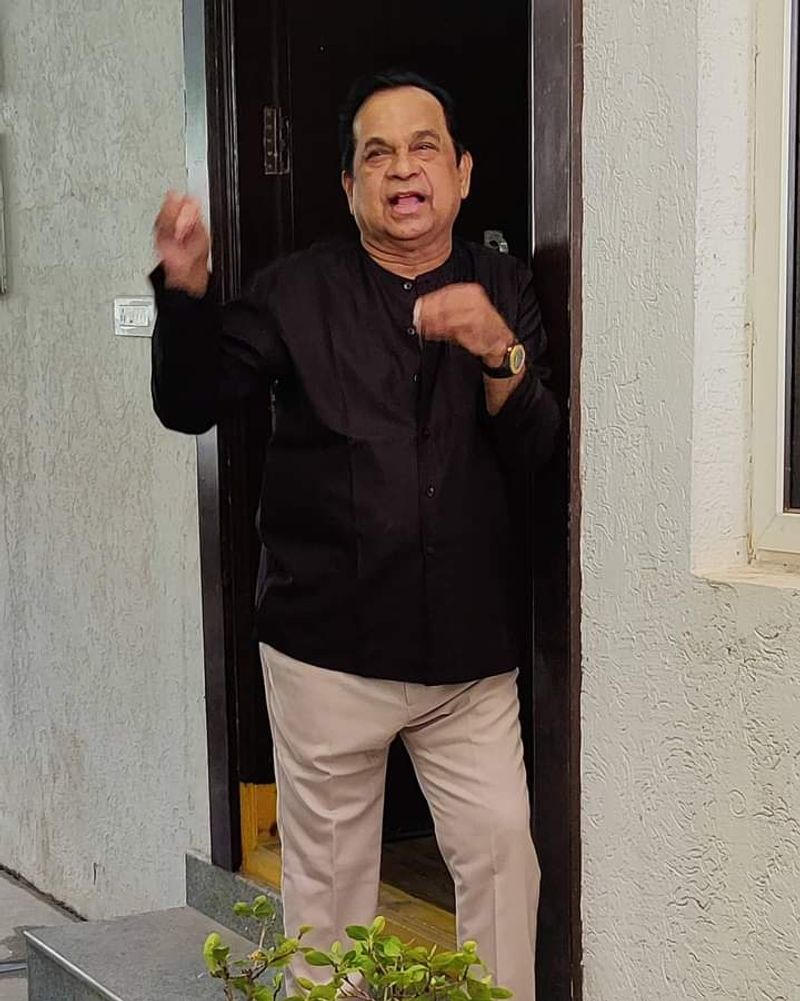 ఆరోగ్య కారణాల రీత్యా ఇంటిలో ఖాళీగా ఉన్న బ్రహ్మానందం తనలోని మరో కళను వెలికి తీశారు.