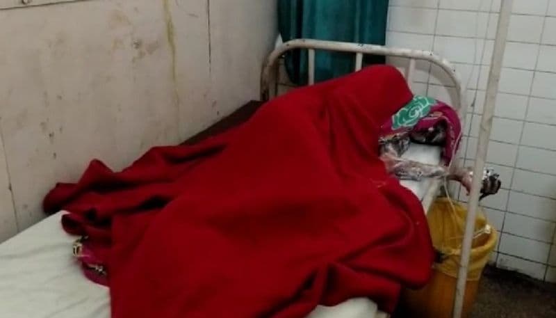 पिता का आरोप है कि पिटाई के बाद आरोपियों ने उसके ऊपर पेट्रोल छिड़ककर आग लगा दी। गंभीर हालत में अमित को चारपाई पर डालकर उसके घर के बाहर छोड़कर फरार हो गए। जहां से से परिजन उसे सोरों सीएचसी ले गए। लेकिन, उसे रेफर कर दिया गया। रविवार को अमित की एक निजी अस्पताल में उपचार के दौरान मौत हो गई।
