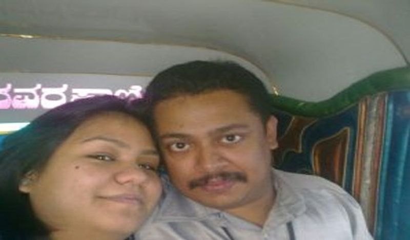 ये बताकर पूनम को एडमिट करवा लिया गया। रेजिश के मुताबिक, इसी सर्जरी में डॉक्टर्स से कुछ बहुत बड़ी गलती हो गई, जिसके बाद पूनम की हालत बिगड़ती चली गई। जो महिला अपने पैरोँ पर चलकर अस्पताल आई थी, वो कोमा में चली गई। 