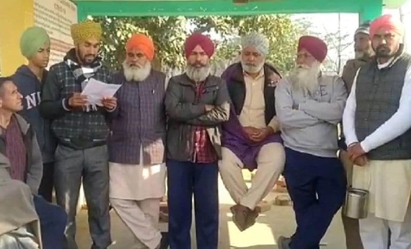 दरअसल, रविवार को दिन पटियाला, फिरोजपुर और फरीदकोट की दर्जनों पंचायतों ने एक अजीब-गरीबो प्रस्ताव पारित किया है। जिसमें कहा गया है कि अब आंदोलन नहीं, बल्कि आरपार की लड़ाई है। इसलिए हर घर से एक व्यक्ति के दिल्ली आंदोलन में जाएगा। जो आंदोलन में नहीं जाएगा उसे जुर्माना देना होगा। जुर्माना न देने की सूरत में सामाजिक बहिष्कार किया जाएगा।
