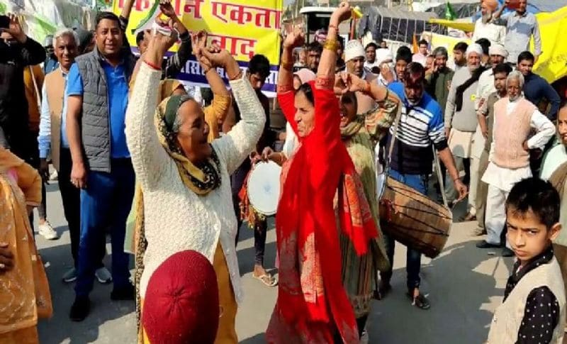 वहीं कुछ सामाजिक संगठन और वकीलों ने पंचायत के इन अजीबो-गरीब फरमान को तानाशाही बताया है। उनका कहना है कि पंचायती राज एक्ट के तहत पंचायतों के पास ऐसा कोई अधिकार नहीं है कि वह पब्लिक को किसी धरने में शिरकत करने के आदेश जारी करें। आदेश न मानने पर किसी प्रकार का जुर्माना भी नहीं वसूला जा सकता है।
