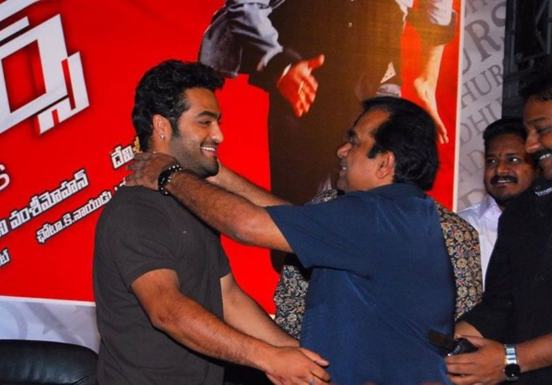 ఎన్టీఆర్తో `అదుర్స్ ` సినిమా ప్రెస్మీట్ వేదికపై..