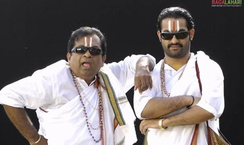 `అదుర్స్ ` సినిమాలో ఎన్టీఆర్తో ఇలా.. బ్రహ్మణ గెటప్లో నవ్విస్తూ..