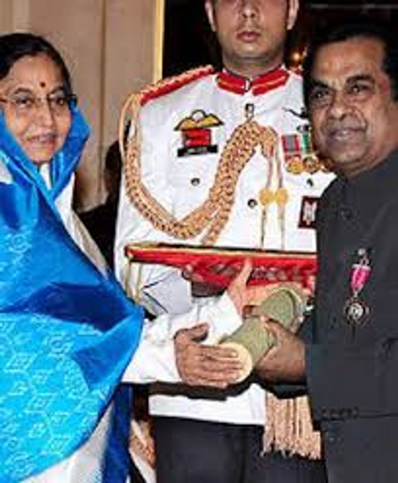 2009లో అప్పటి రాష్ట్రపతి ప్రతిభా పాటిల్ నుంచి అత్యున్నత పురస్కారం పద్మశ్రీ అందుకుంటూ..