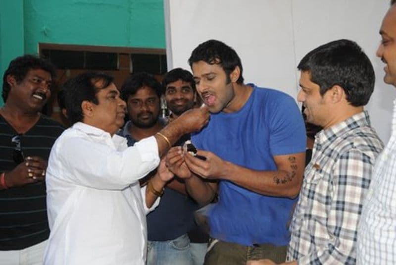 ప్రబాస్కి కేక్ తినిపిస్తూ..