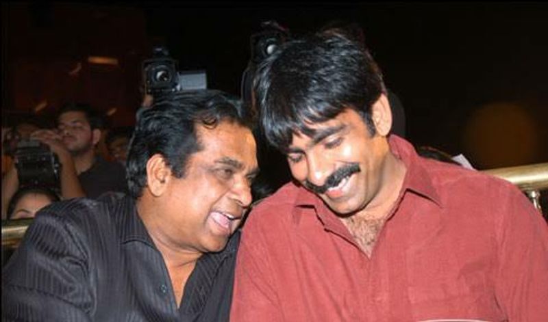 `విక్రమార్కడు` సినిమా టైమ్లో ఈవెంట్లో రవితేజతో ఇలా నవ్వులు పూయిస్తూ.
